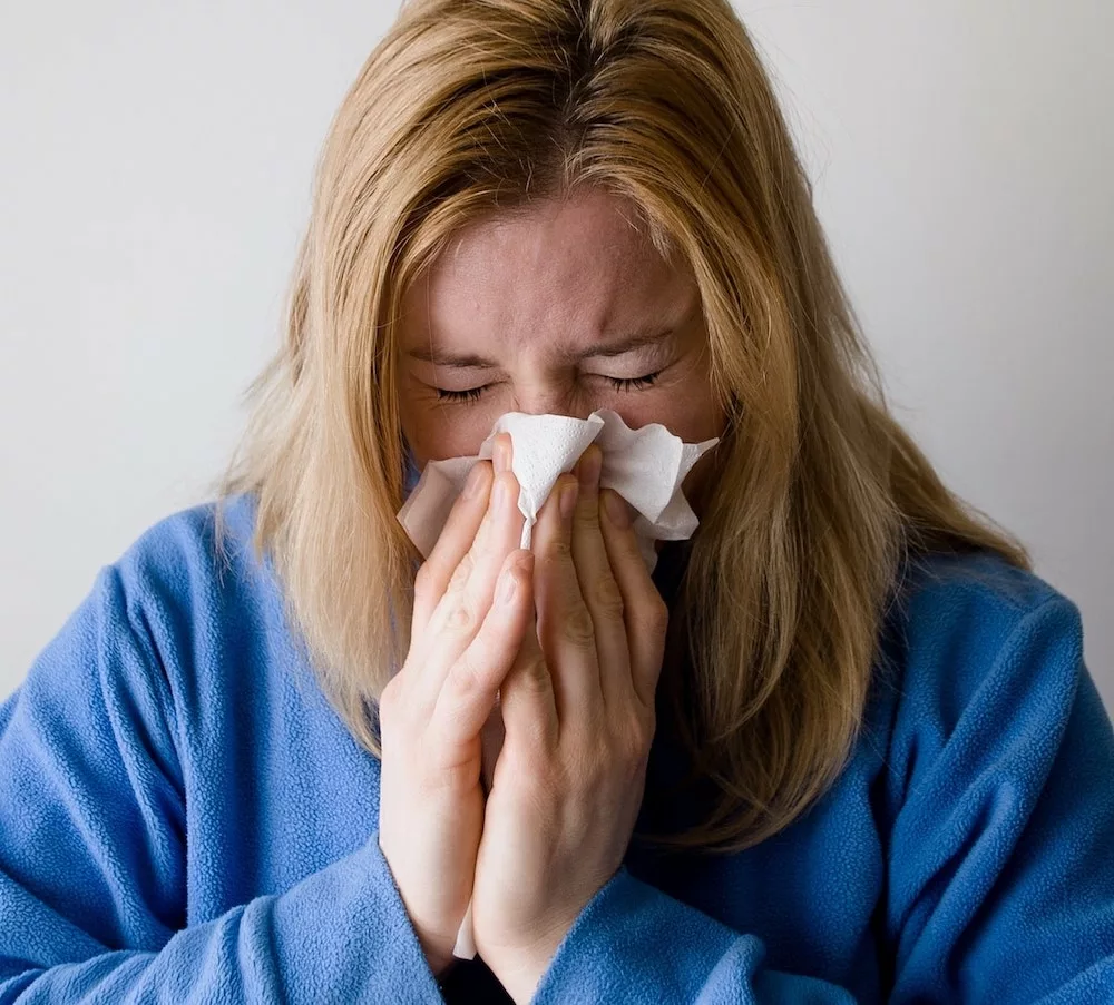 pollenallergi-symptom-behandling-kvinna