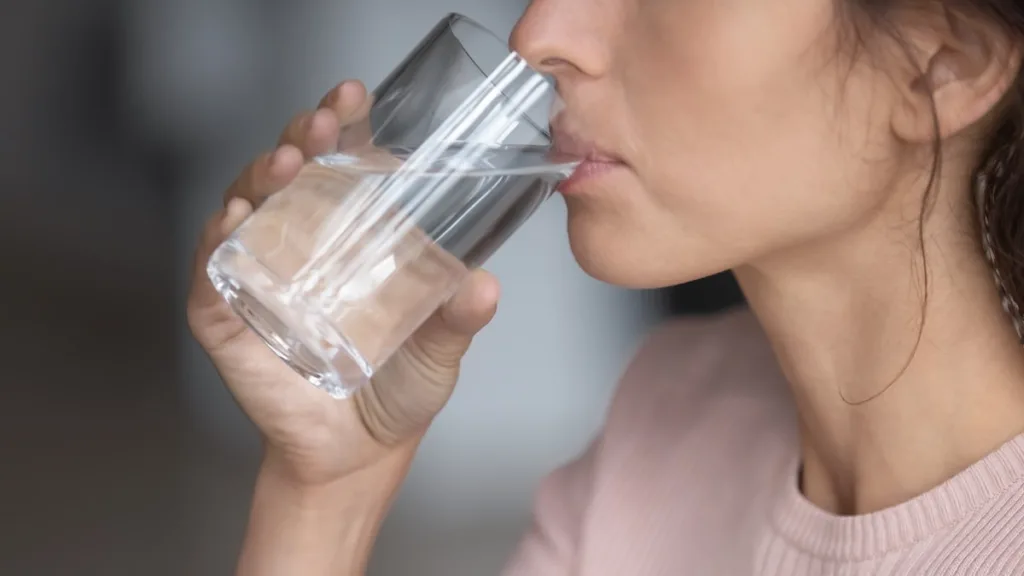 lunginflammation-återhämtning-dricka-vatten-kvinna